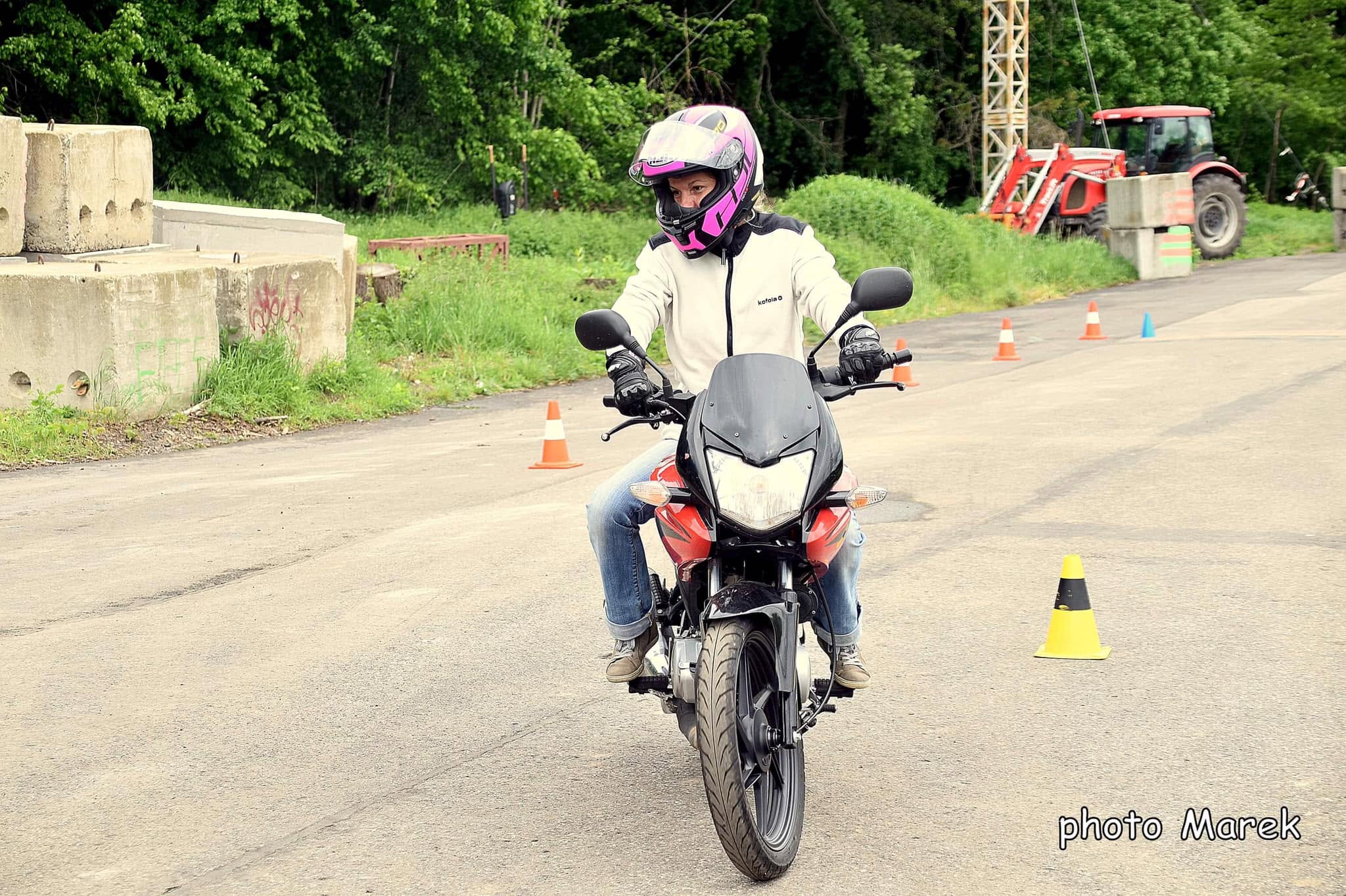 Žákyně autoškoly Vocílka při výcviku jízdy na motocyklu na cvičné ploše