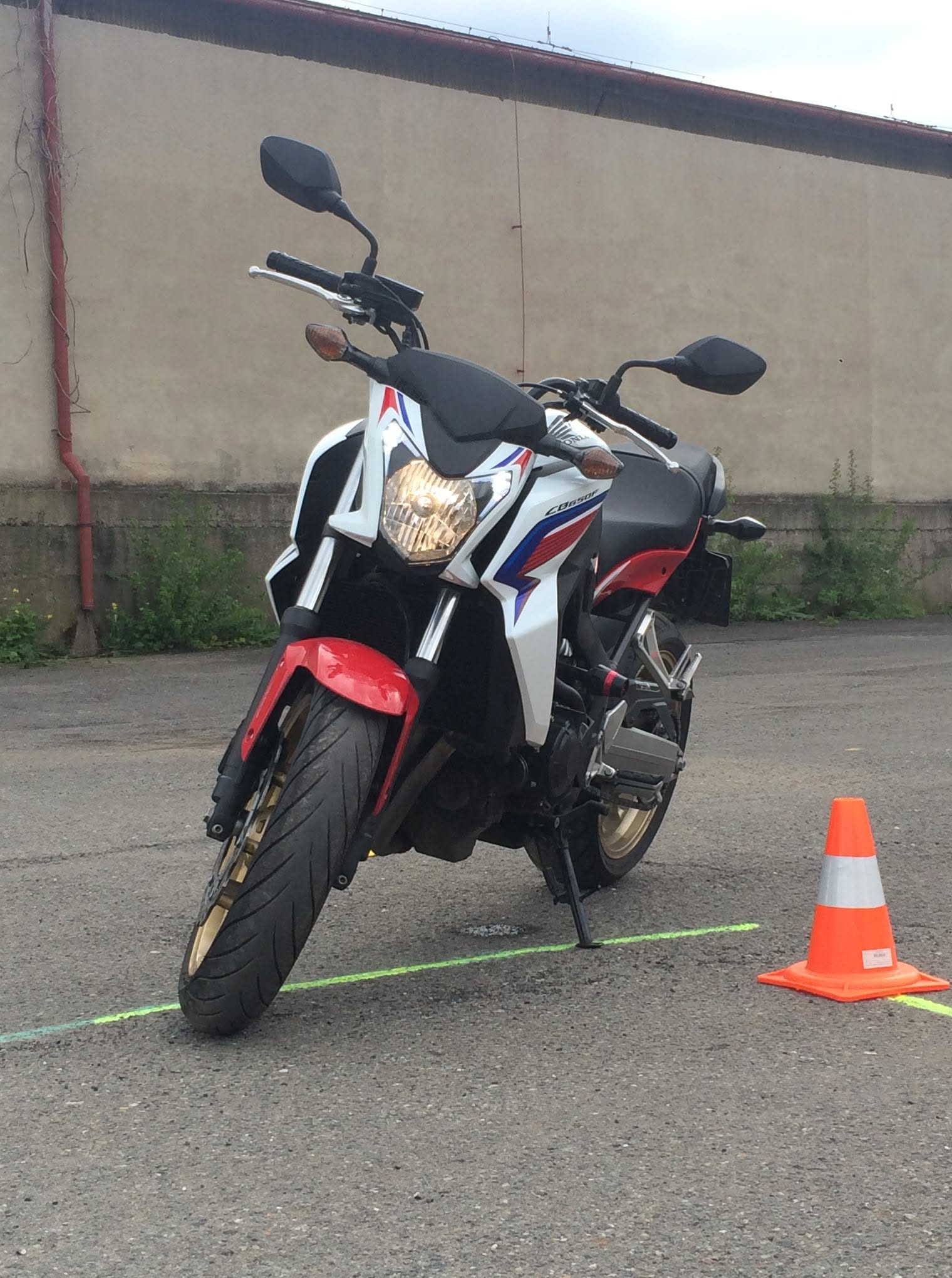 Výcvikový motocykl Honda CB650F na cvičné ploše autoškoly Vocílka