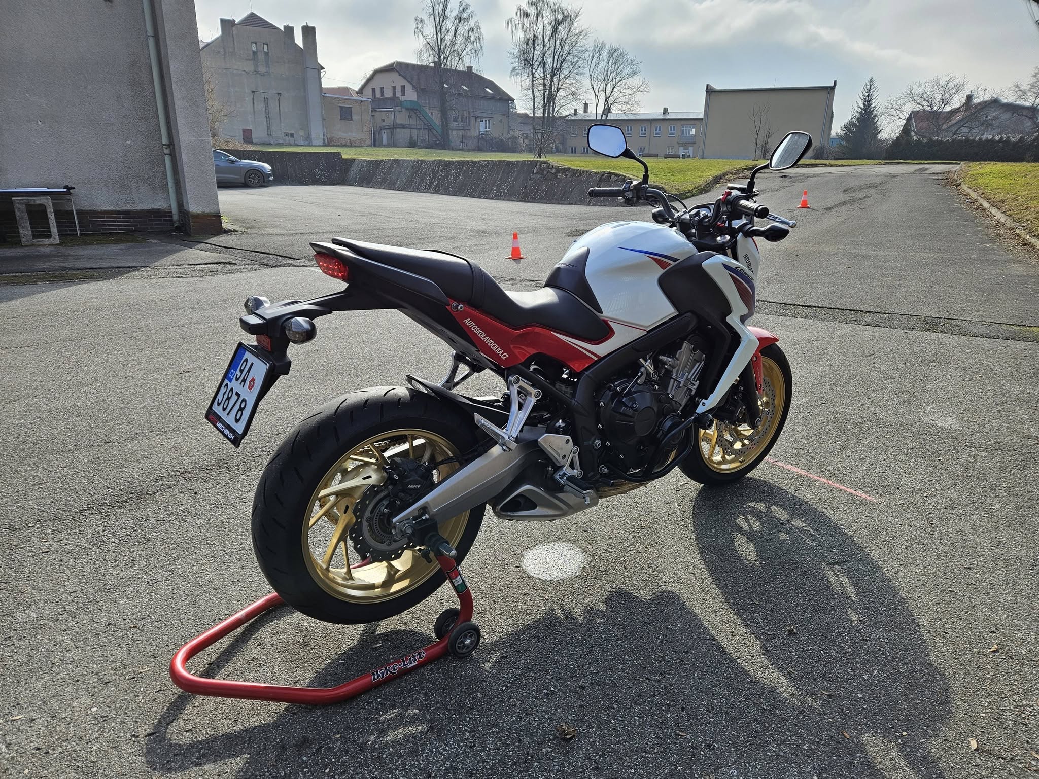 Výcvikový motocykl Honda CB650F na cvičné ploše Autoškoly Vocílka